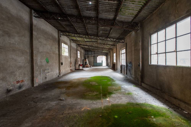 Locale commerciale in vendita a Voghera