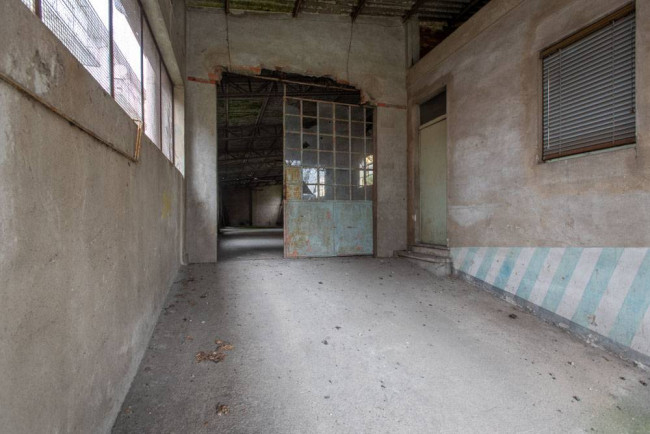 Locale commerciale in vendita a Voghera