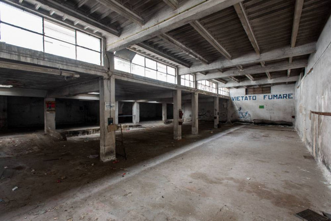 Locale commerciale in vendita a Voghera