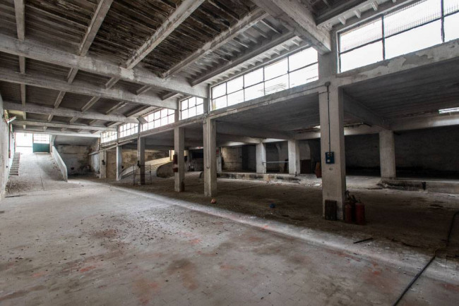 Locale commerciale in vendita a Voghera