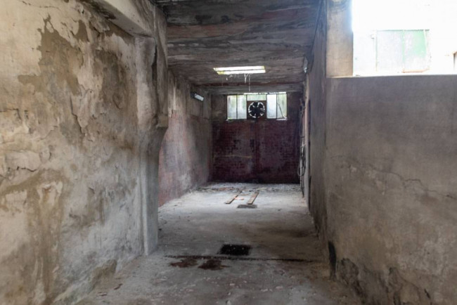 Locale commerciale in vendita a Voghera