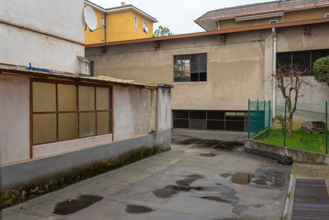 Locale commerciale in vendita a Voghera