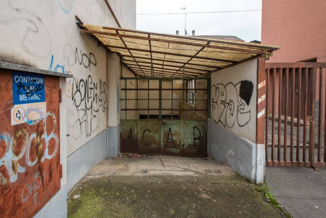 Locale commerciale in vendita a Voghera