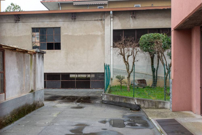 Locale commerciale in vendita a Voghera