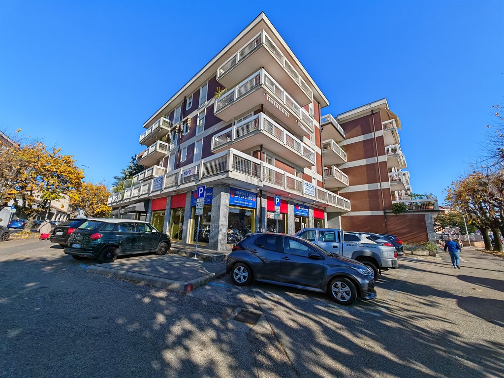 Locale commerciale in vendita a Varese