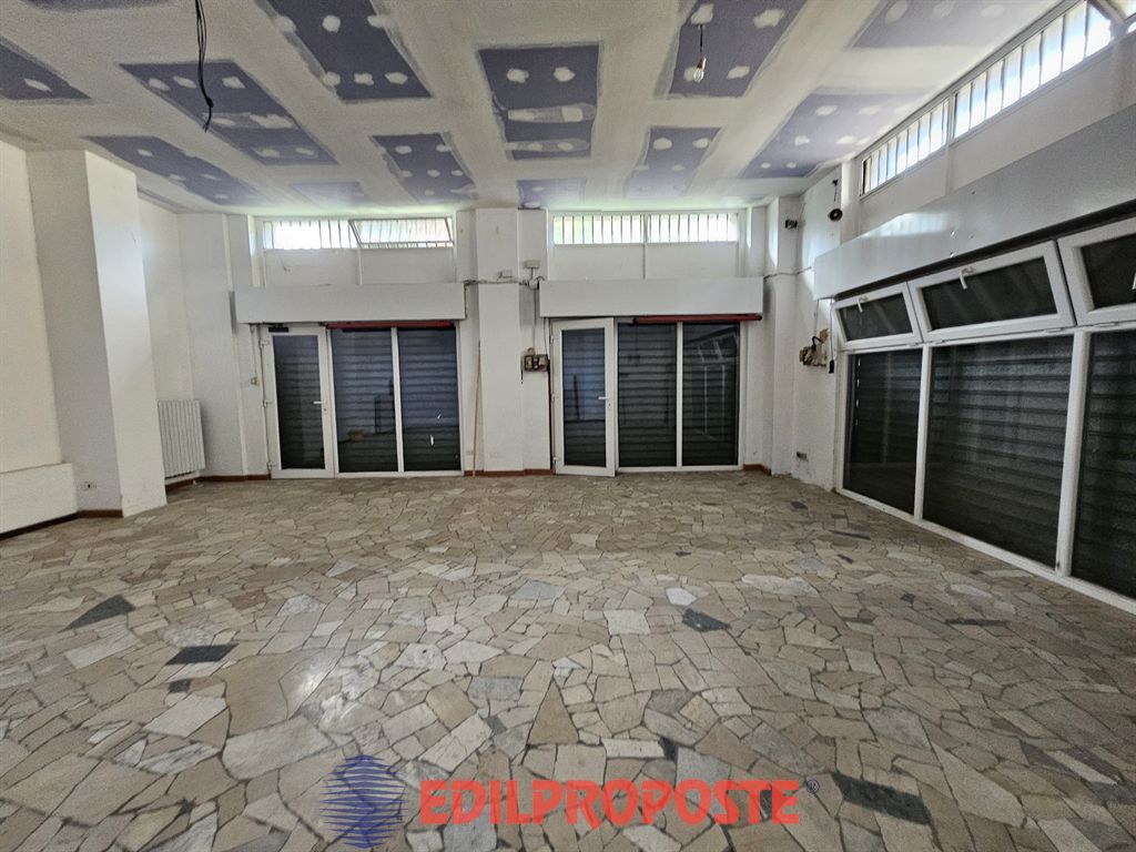 Locale commerciale in vendita a Limbiate