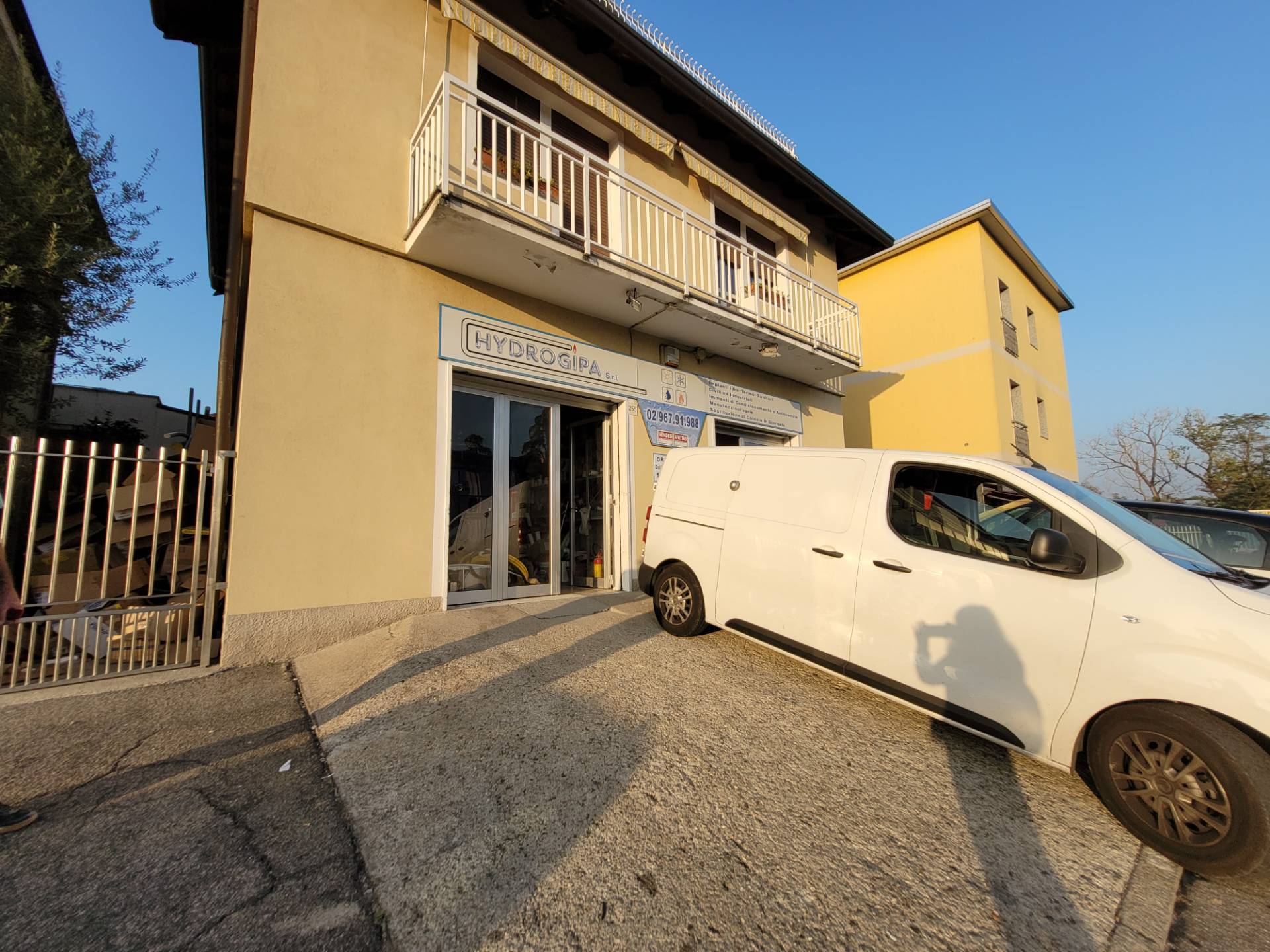 Locale commerciale in vendita a Solaro