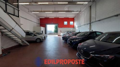 Attività commerciale in vendita a Solaro