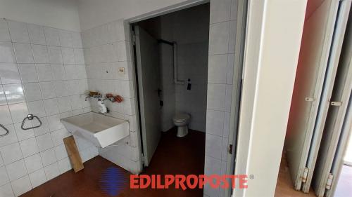 Attività commerciale in vendita a Solaro