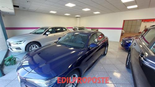 Attività commerciale in vendita a Solaro