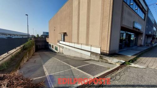 Attività commerciale in vendita a Solaro