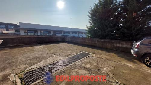 Attività commerciale in vendita a Solaro