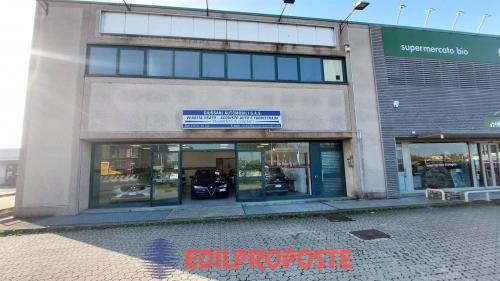 Attività commerciale in vendita a Solaro