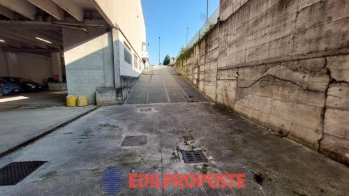 Attività commerciale in vendita a Solaro