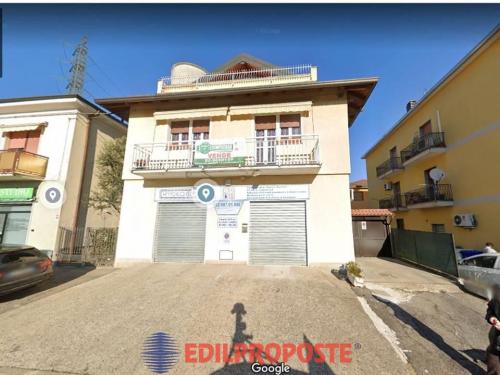 Locale commerciale in vendita a Solaro