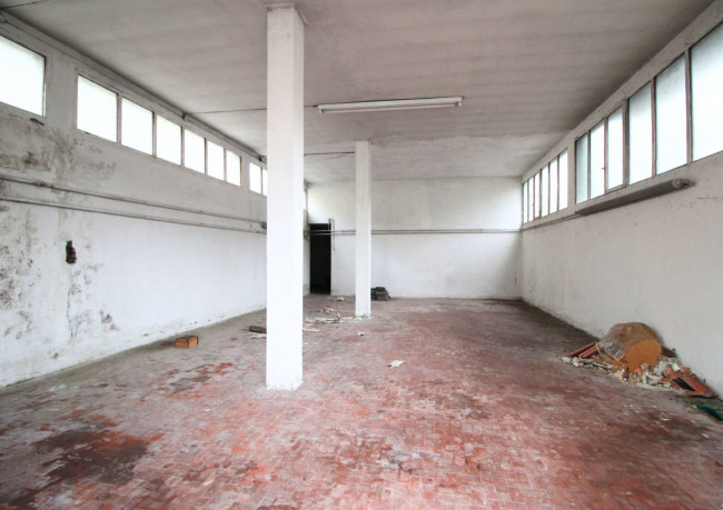 Deposito in vendita a Nova Milanese