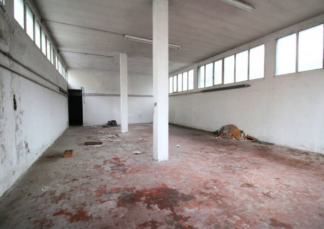 Deposito in vendita a Nova Milanese