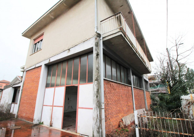Deposito in vendita a Nova Milanese