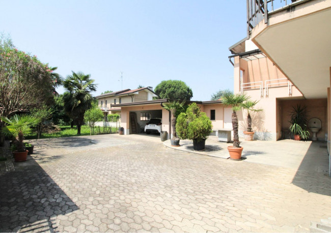 Villa bifamiliare in vendita a Limbiate