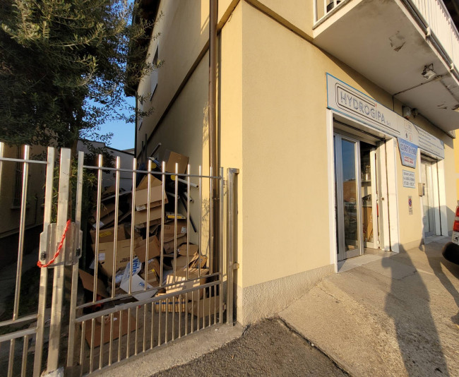 Locale commerciale in vendita a Solaro