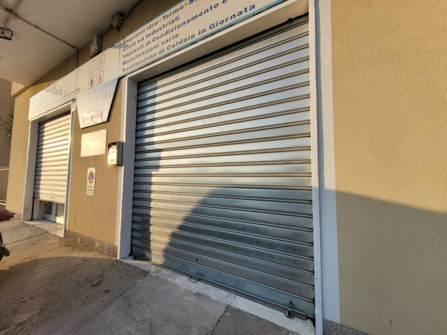 Locale commerciale in vendita a Solaro