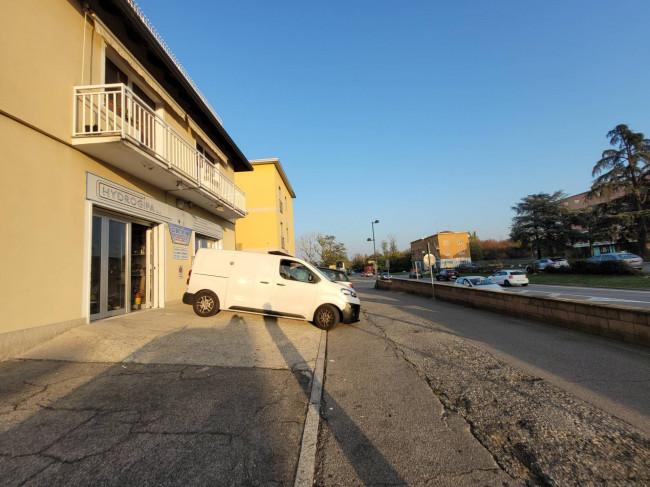 Locale commerciale in vendita a Solaro