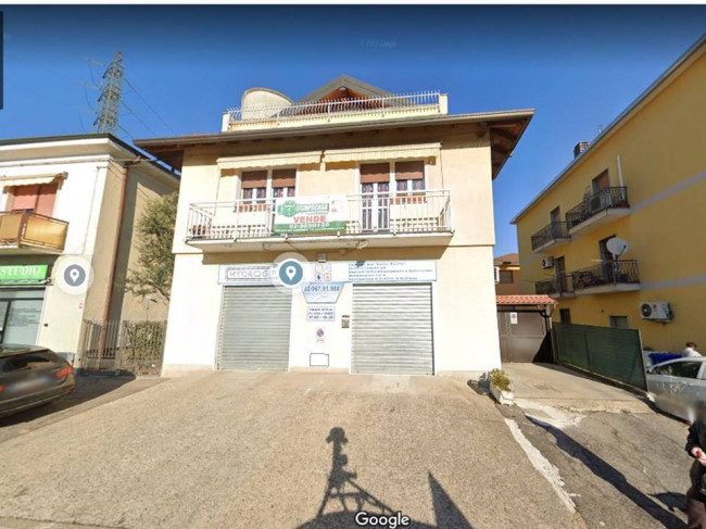 Locale commerciale in vendita a Solaro