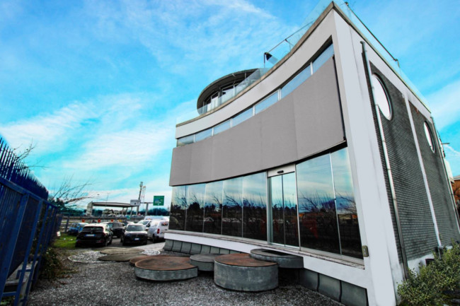 Locale commerciale in vendita a Monza
