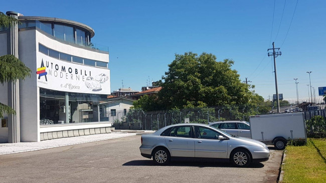 Locale commerciale in vendita a Monza