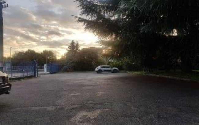 Locale commerciale in vendita a Monza