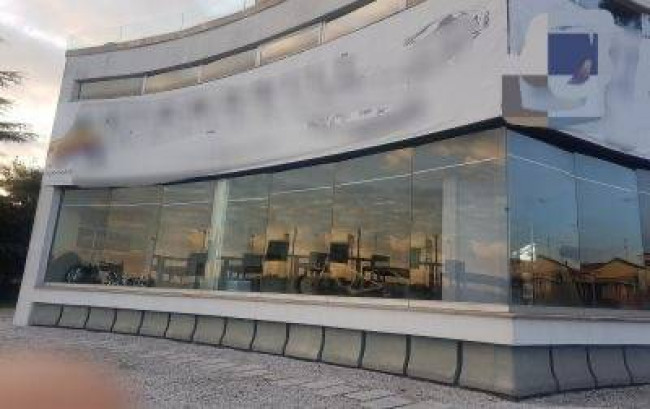 Locale commerciale in vendita a Monza