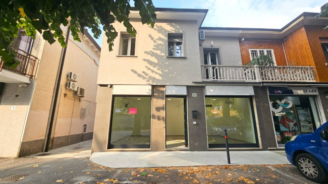 Locale commerciale in affitto a Senago