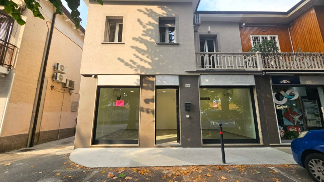 Locale commerciale in affitto a Senago