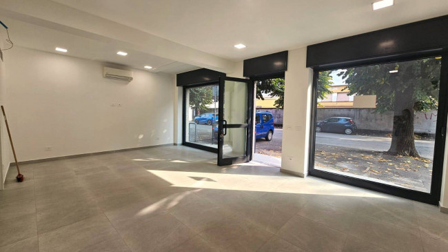 Locale commerciale in affitto a Senago