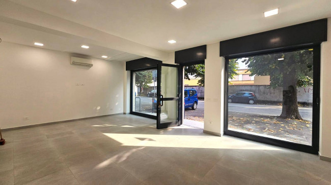 Locale commerciale in affitto a Senago