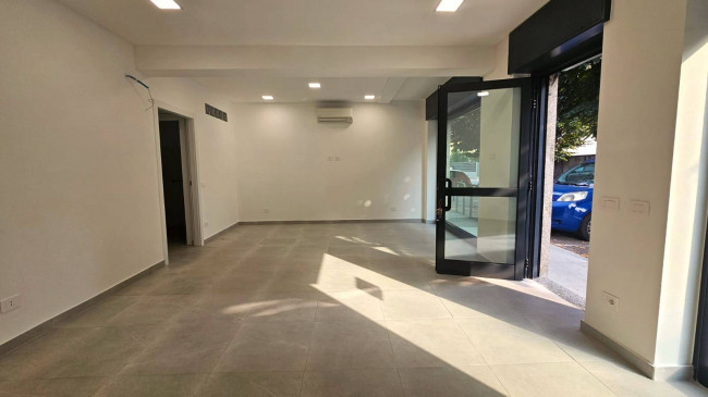 Locale commerciale in affitto a Senago