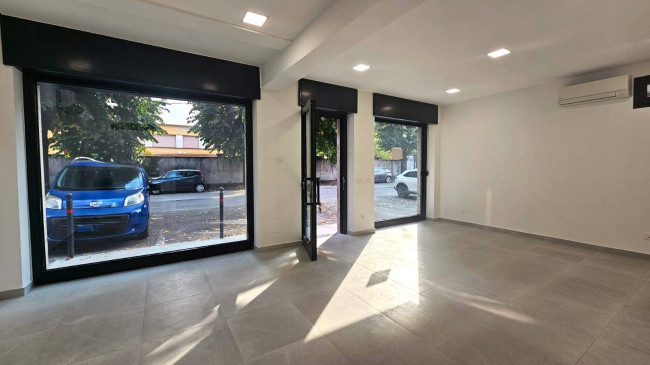 Locale commerciale in affitto a Senago