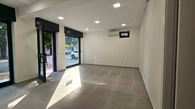 Locale commerciale in affitto a Senago