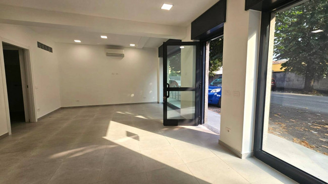 Locale commerciale in affitto a Senago