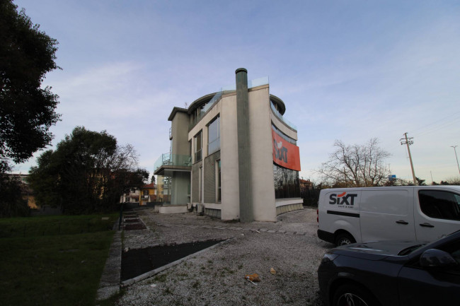 Locale commerciale in vendita a Monza