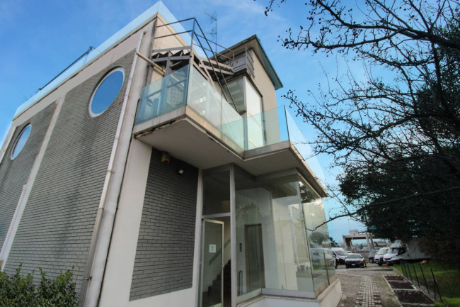 Locale commerciale in vendita a Monza