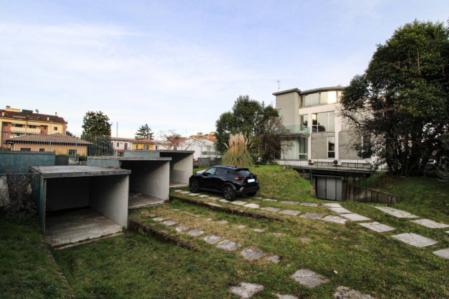Locale commerciale in vendita a Monza