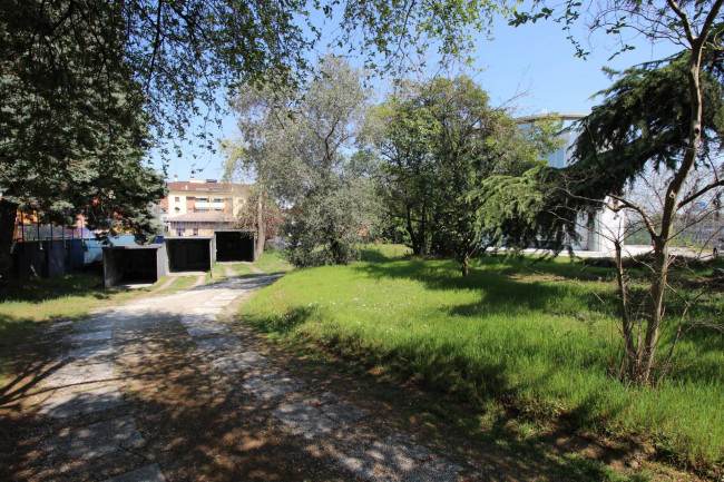 Locale commerciale in vendita a Monza