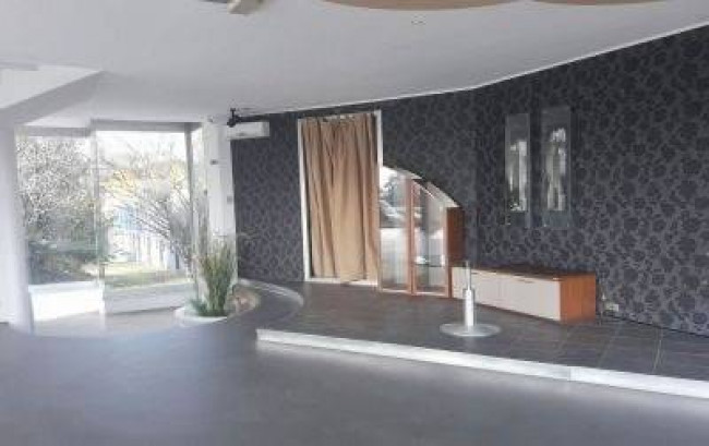 Locale commerciale in vendita a Monza