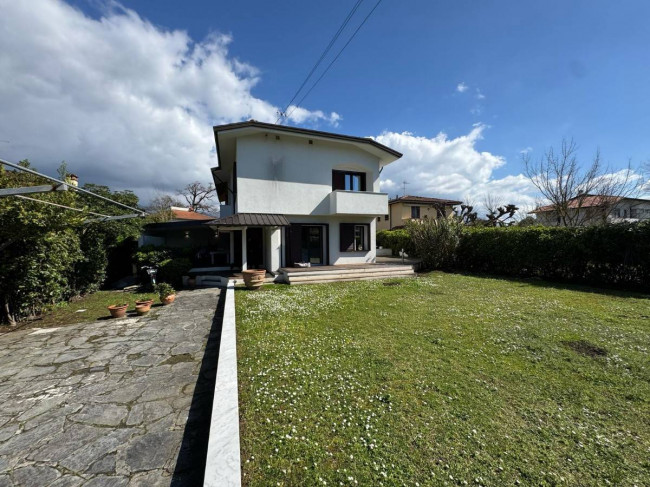 Villa Bifamiliare in vendita a Forte dei Marmi