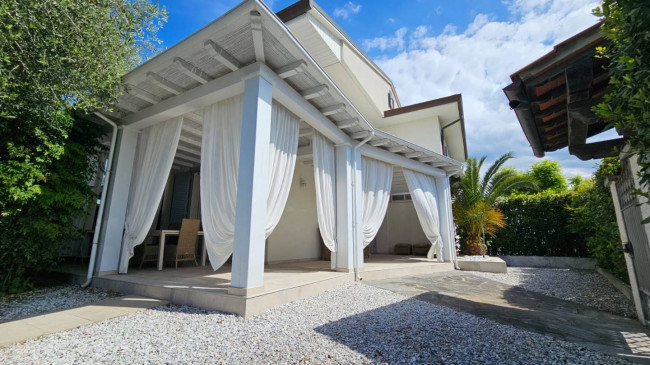 Villa Bifamiliare in vendita a Forte dei Marmi