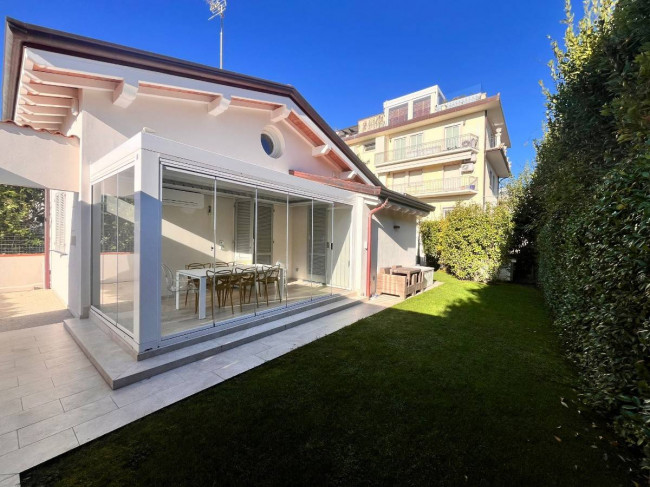 Villa Bifamiliare in vendita a Forte dei Marmi