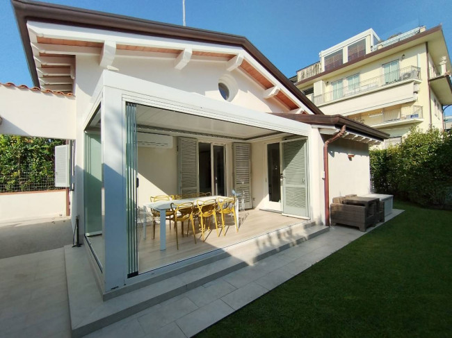 Villa Bifamiliare in vendita a Forte dei Marmi