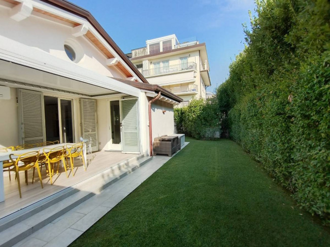 Villa Bifamiliare in vendita a Forte dei Marmi