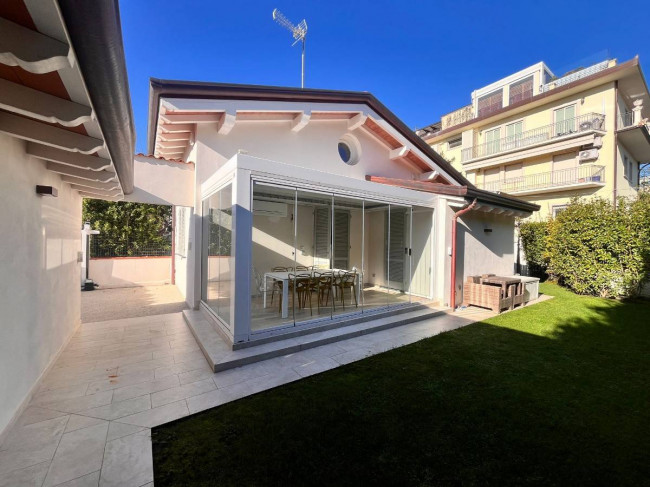 Villa Bifamiliare in vendita a Forte dei Marmi